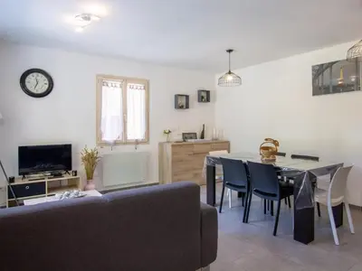 Télévision ou salle de divertissement dans l'établissement Maison indépendante avec Wi-Fi et parking à Auriac-du-Périgord - FR-1-616-202