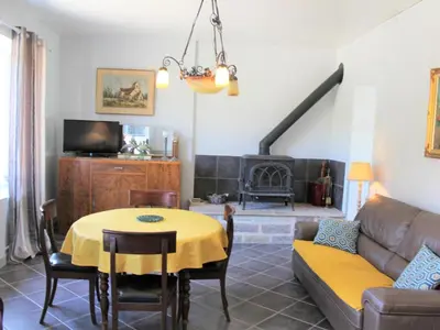 Coin salon dans l'établissement Maison mitoyenne charme XIXe avec jardin en Dordogne - FR-1-616-195