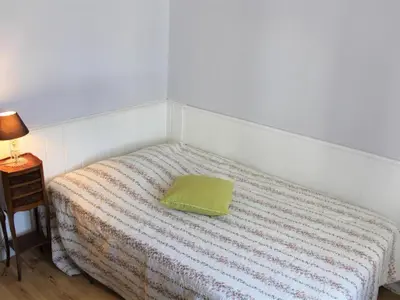 Un ou plusieurs lits dans un hébergement de l'établissement Maison mitoyenne charme XIXe avec jardin en Dordogne - FR-1-616-195