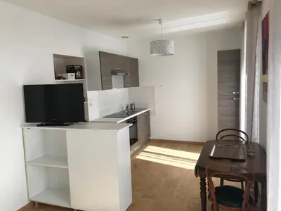 Cuisine ou kitchenette dans l'établissement Grand Studio Manon en coeur de ville pour 2 p