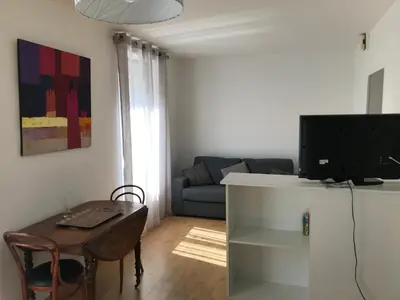 Télévision ou salle de divertissement dans l'établissement Grand Studio Manon en coeur de ville pour 2 p