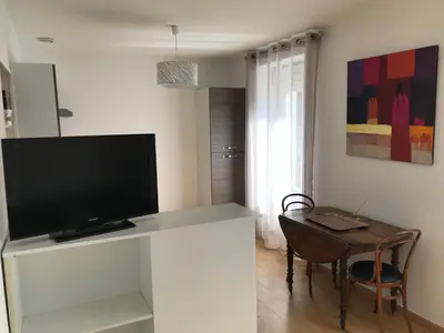 Télévision ou salle de divertissement dans l'établissement Grand Studio Manon en coeur de ville pour 2 p