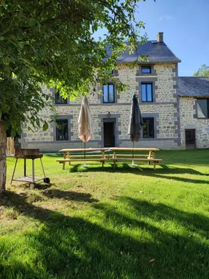 Jardin de l'établissement Gîte Lepetit Sabotier grande capacité Puy de Dôme