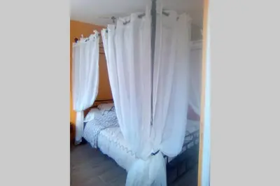 Un ou plusieurs lits dans un hébergement de l'établissement Gîte chaleureux avec jacuzzi