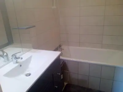 Salle de bains dans l'établissement Gîte chaleureux avec jacuzzi