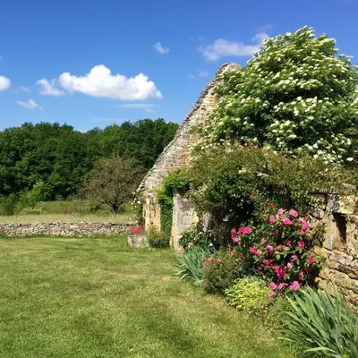 Jardin de l'établissement Gîte écologique en vallée de la Dordogne Lotoise