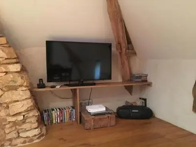 Télévision ou salle de divertissement dans l'établissement Gîte écologique en vallée de la Dordogne Lotoise