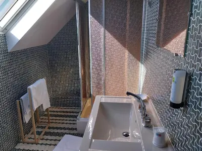Salle de bains dans l'établissement Logis Hôtel Restaurant Cruzel