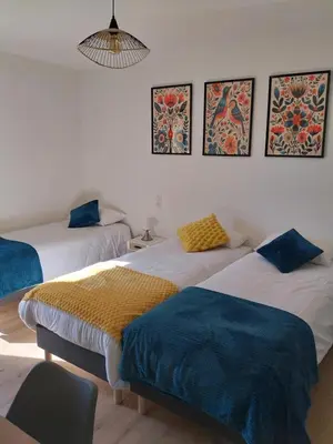 Un ou plusieurs lits dans un hébergement de l'établissement Logis Hôtel Restaurant Cruzel