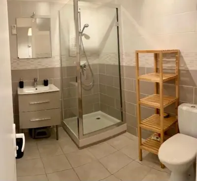 Salle de bains dans l'établissement Le Courancon