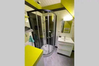 Salle de bains dans l'établissement Les oiseaux T2