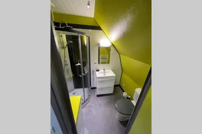 Salle de bains dans l'établissement Les oiseaux T2