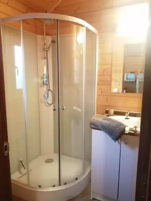 Salle de bains dans l'établissement Le Chalet de Lilie