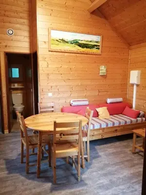 Coin salon dans l'établissement Le Chalet de Lilie