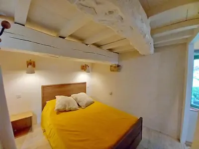 Un ou plusieurs lits dans un hébergement de l'établissement Le gîte du mas avec piscine