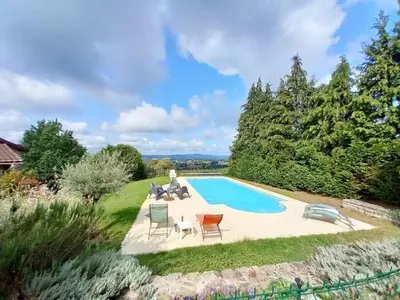 Piscine de l'établissement Le gîte du mas avec piscine ou située à proximité