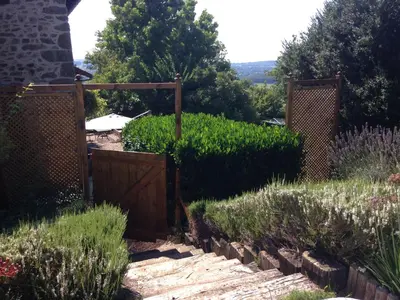 Jardin de l'établissement Le gîte du mas avec piscine