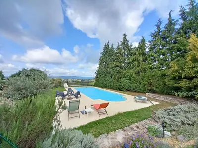 Piscine de l'établissement Le gîte du mas avec piscine ou située à proximité