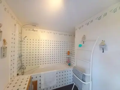Salle de bains dans l'établissement Le gîte du mas avec piscine