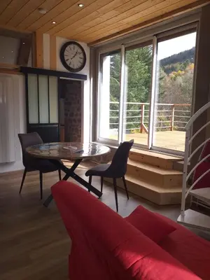 Coin salon dans l'établissement LE DOMAINE DE LA LOUVE BLANCHE