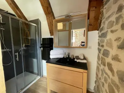 Cuisine ou kitchenette dans l'établissement LE DOMAINE DE LA LOUVE BLANCHE