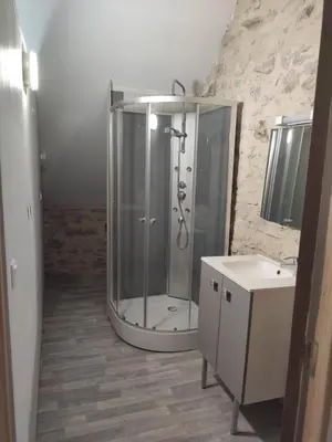 Salle de bains dans l'établissement Le Fenil