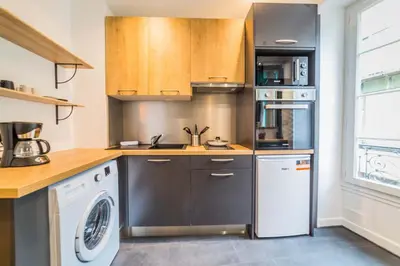 Cuisine ou kitchenette dans l'établissement Le Contemporain - 1 Chambre