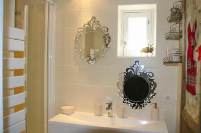 Salle de bains dans l'établissement Gîtes Sibémol