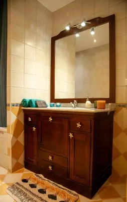 Salle de bains dans l'établissement Maison de village à Puybrun