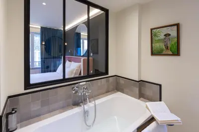 Salle de bains dans l'établissement Hôtel & SPA Le Chêne Vert