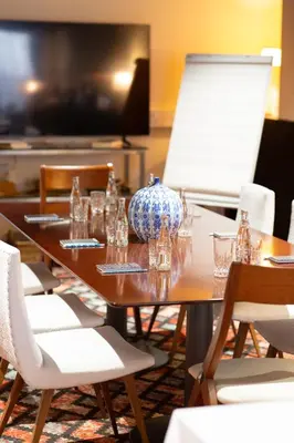 Télévision ou salle de divertissement dans l'établissement Hôtel & SPA Le Chêne Vert
