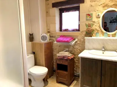 Salle de bains dans l'établissement Spacieuse villa à Proissans avec piscine privée