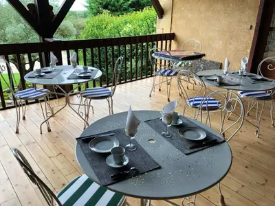 Restaurant ou autre lieu de restauration dans l'établissement Spacieuse villa à Proissans avec piscine privée