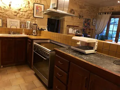 Cuisine ou kitchenette dans l'établissement Spacieuse villa à Proissans avec piscine privée