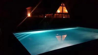 Piscine de l'établissement Studio confortable proche des sites touristiques ou située à proximité