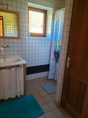 Salle de bains dans l'établissement Studio confortable proche des sites touristiques