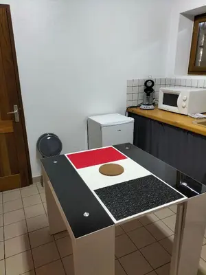 Cuisine ou kitchenette dans l'établissement Studio confortable proche des sites touristiques