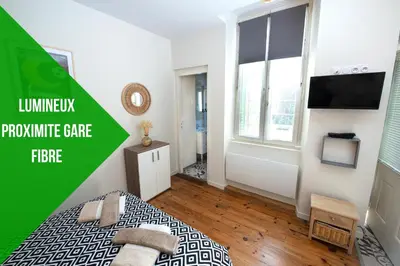 Télévision ou salle de divertissement dans l'établissement Lumineux appartement,3' de la gare, Terrasse, équipé fibre,bonsejour19