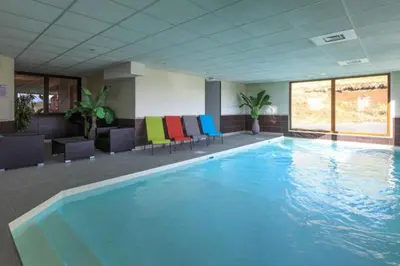 Piscine de l'établissement SUPER-BESSE Charmant T2 avec Piscine chauffée & Parking couvert ou située à proximité