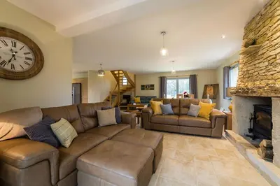 Coin salon dans l'établissement Luxury 3 Bed Home with Heated Swimming Pool Air Con and Boules Pitch