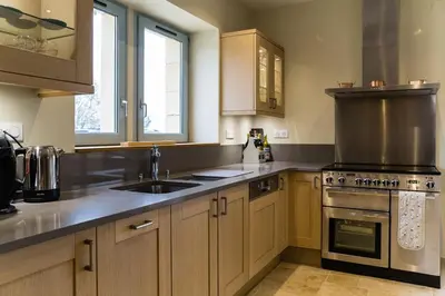 Cuisine ou kitchenette dans l'établissement Luxury 3 Bed Home with Heated Swimming Pool Air Con and Boules Pitch