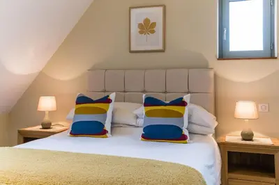 Un ou plusieurs lits dans un hébergement de l'établissement Luxury 3 Bed Home with Heated Swimming Pool Air Con and Boules Pitch