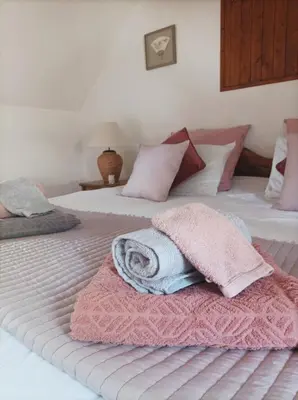 Un ou plusieurs lits dans un hébergement de l'établissement Le Clos de la Musardise - Gîtes de Charme avec Piscine Chauffée