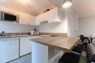 Cuisine ou kitchenette dans l'établissement Les Erables des Benedictins, Spacieux-Proches gare