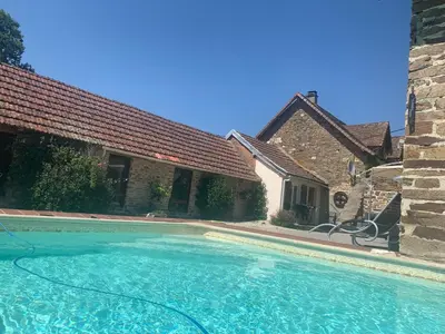 Piscine de l'établissement La Petite Ecurie ou située à proximité