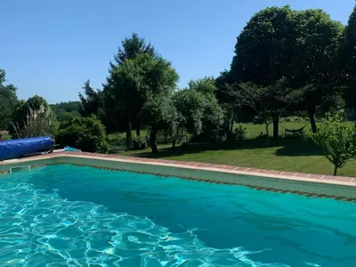 Piscine de l'établissement La Petite Ecurie ou située à proximité
