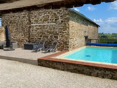 Piscine de l'établissement La Petite Ecurie ou située à proximité