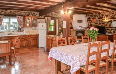 Cuisine ou kitchenette dans l'établissement 3 Bedroom Amazing Home In Payzac