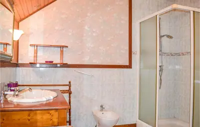 Salle de bains dans l'établissement 3 Bedroom Amazing Home In Payzac