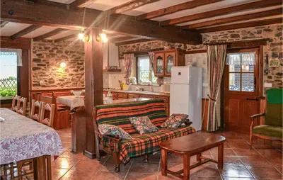 Cuisine ou kitchenette dans l'établissement 3 Bedroom Amazing Home In Payzac